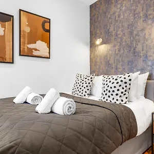 Modern One Bedroom Flat - Near Heathrow, Windsor Castle, Thorpe Park - Staines Tw18 Apartment