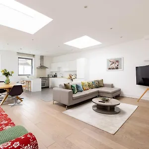 Wild Roses Serviced - Borough Apartment