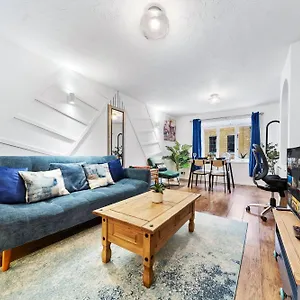 Quirky Canary 2bed, Free Parking, Smart Tv & Games Apartment